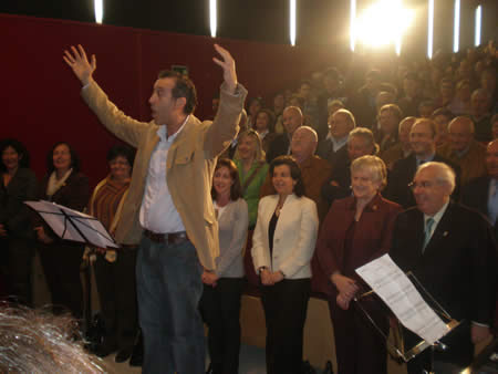 Asistentes al concierto de inauguración de la casa de cultura de Muros