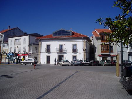 Vista frontal de la Casa de Cultura