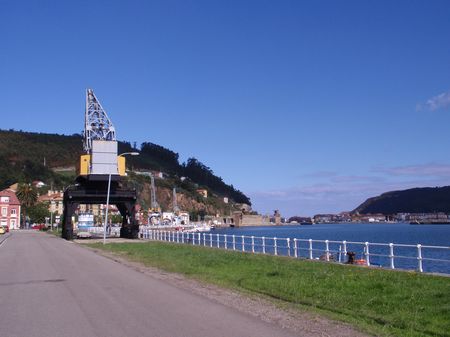 Vista de las Gruas del Puerto de San Esteban