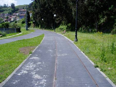 Vista de la senda sobre las vías del tren