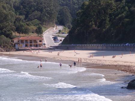 Vista de la playa de Aguilar con gente