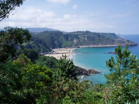 Vista lejana de la Playa de Aguilar desde la Senda Costera