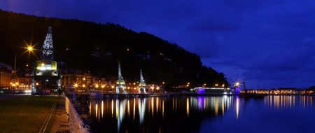 Vista del puerto de San Esteban con iluminación nocturna.
