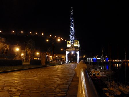 Vista nocturna del puerto de San Esteban.